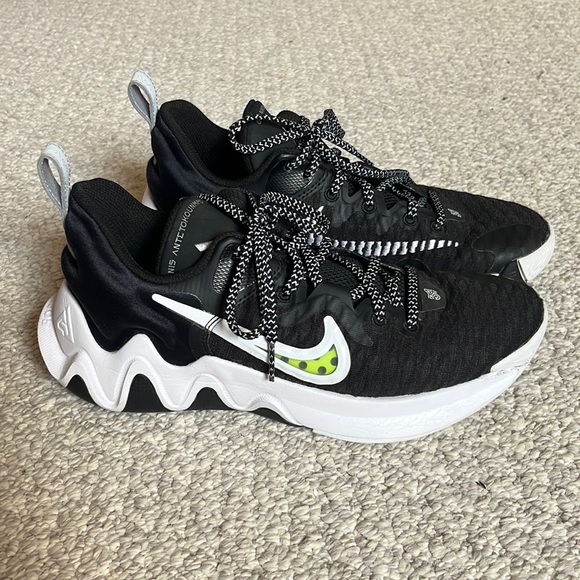 Nike Giannis immortality• black/white• Mens size 7• women’s size 8.5 - Picture 2 of 6